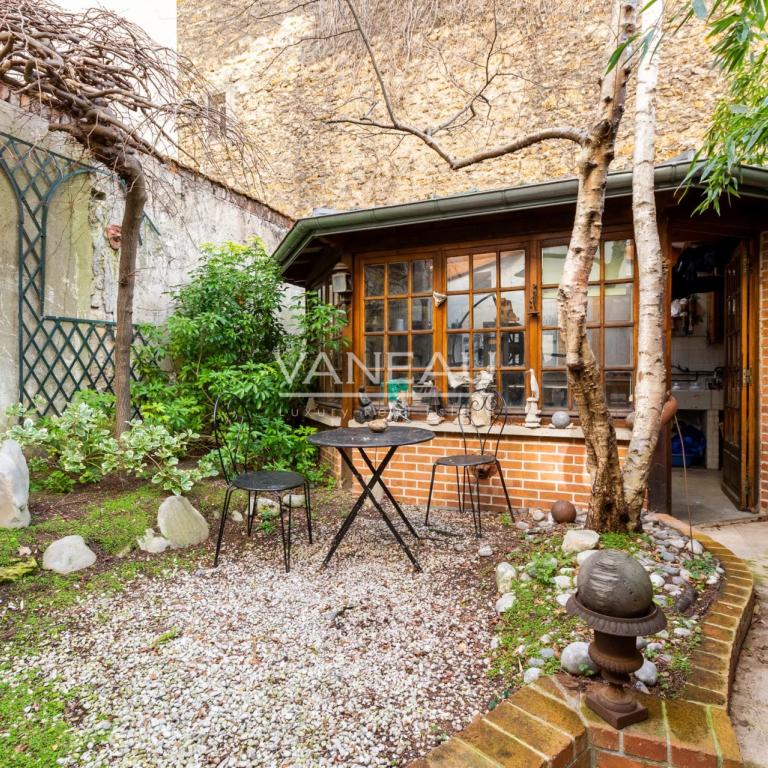 PARIS XVI - Auteuil Sud - Maison familiale avec jardin dans un h