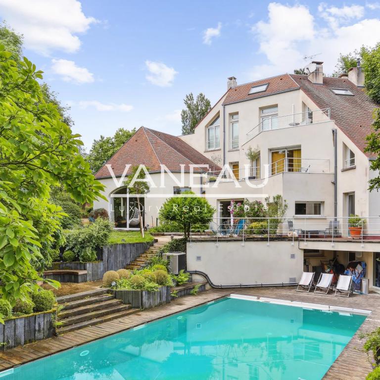 Très belle propriété avec piscine au coeur de Garches