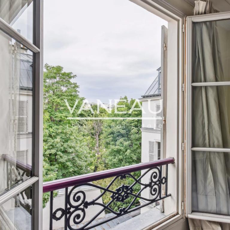 PARIS 7 - RUE DU PRE AUX CLERCS - APPARTEMENT FAMILIAL - VUE JAR