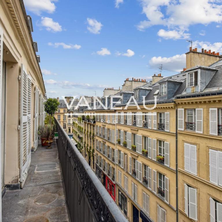 PARIS 7 - RUE DU PRE AUX CLERCS - APPARTEMENT FAMILIAL - VUE JAR