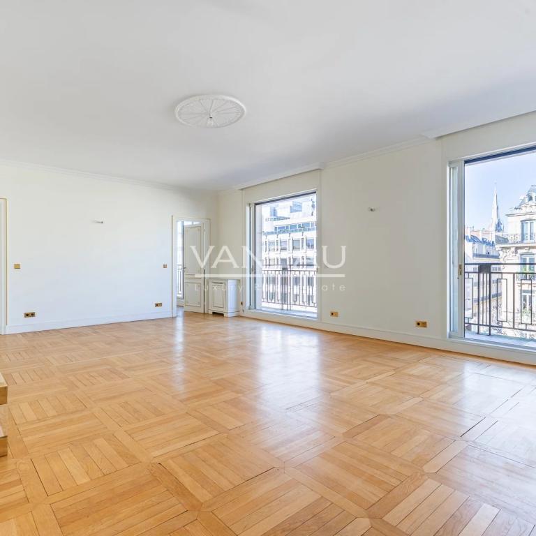 AVENUE MONTAIGNE - ETAGE ELEVE - GRAND BALCON