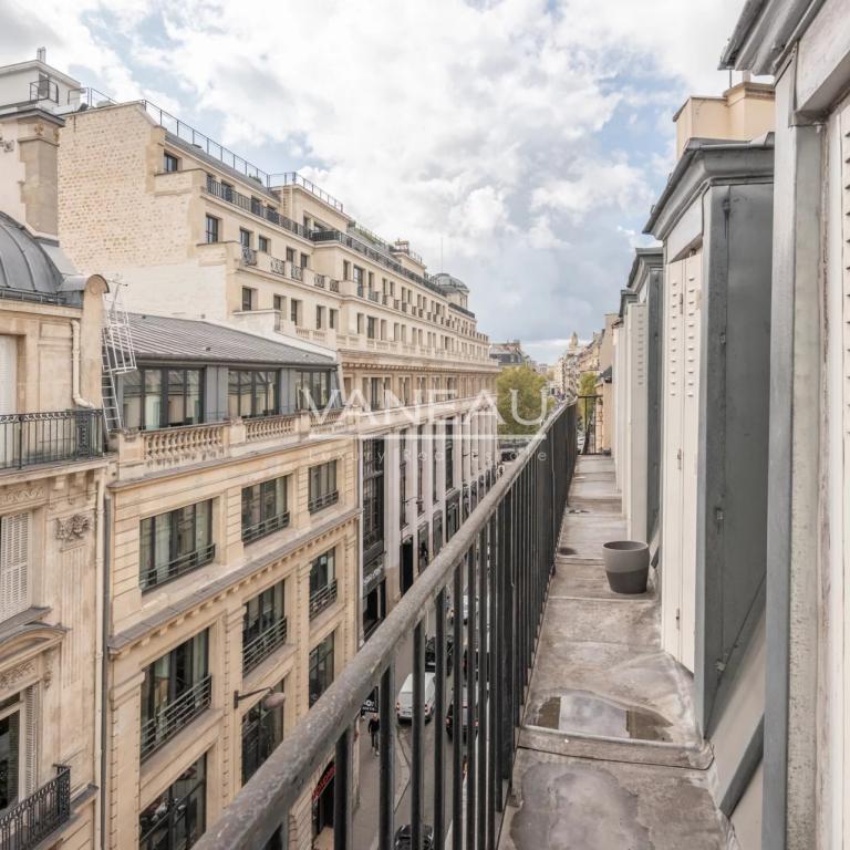 PARIS 8 - CHAMPS ELYSEES - ETAGE ELEVE - BALCON FILANT - 2 CHAMB