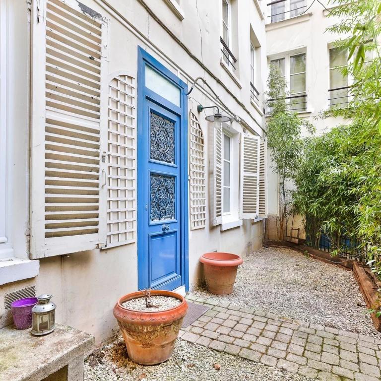 PARIS VIII / Palais de l' Elysée - Pied à terre avec jardin