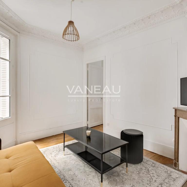 Dans un bel immeuble - Appartement entièrement rénové - Paris 15