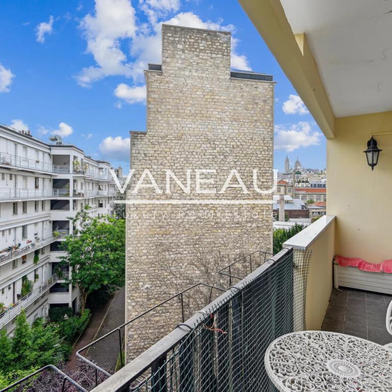 2 pièces avec balcons au calme et vue Sacré Coeur -