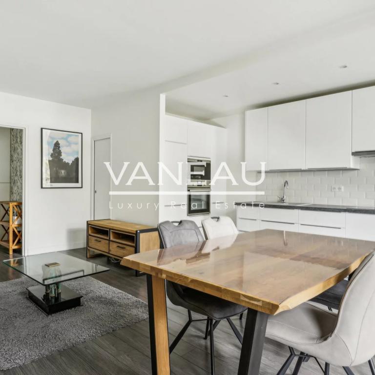 Neuilly - Appartement deux pièces en parfait état avec balcon