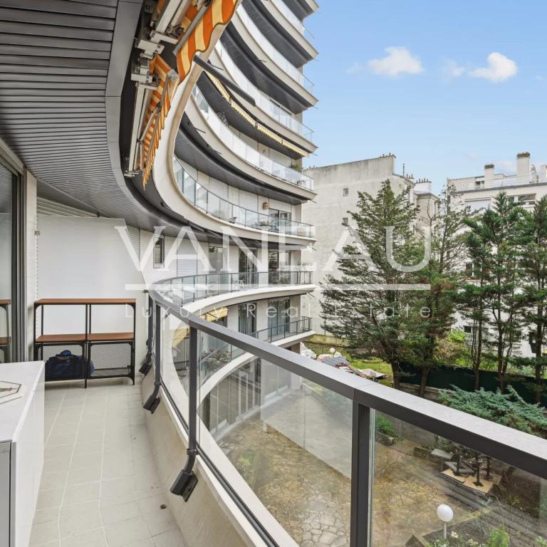 Neuilly  Mairie - 2 pièces avec balcon sur jardin vendu  loué