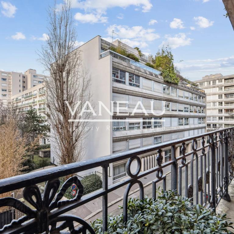 Sèvres Lecourbe / Cambronne : Appartement familial avec balcon