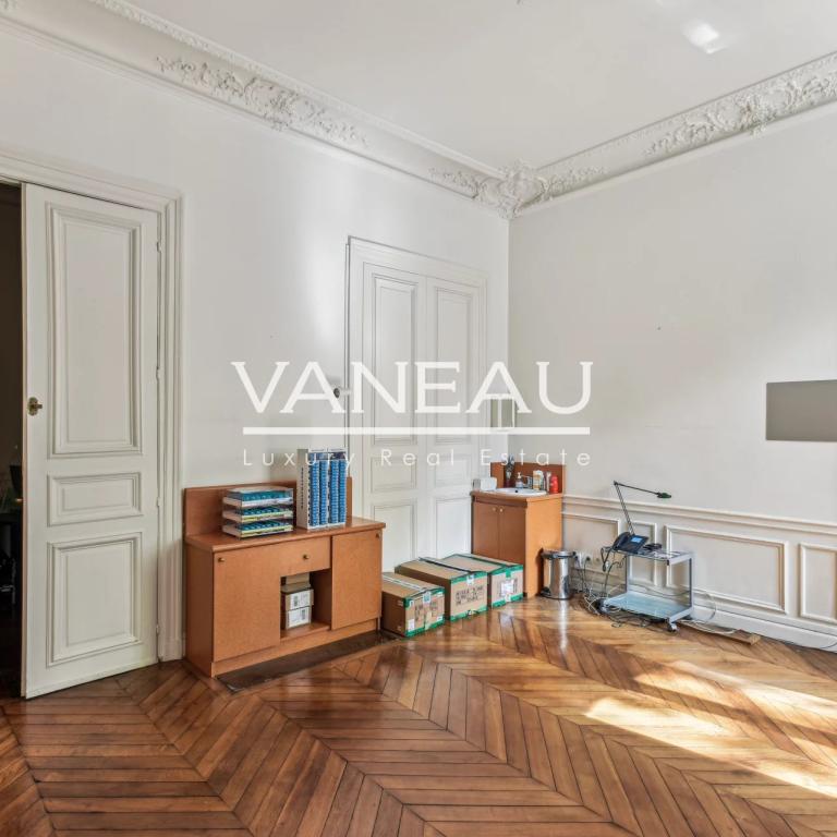 PARIS VIII - Parc Monceau - Appartement Haussmannien de 2 pièces