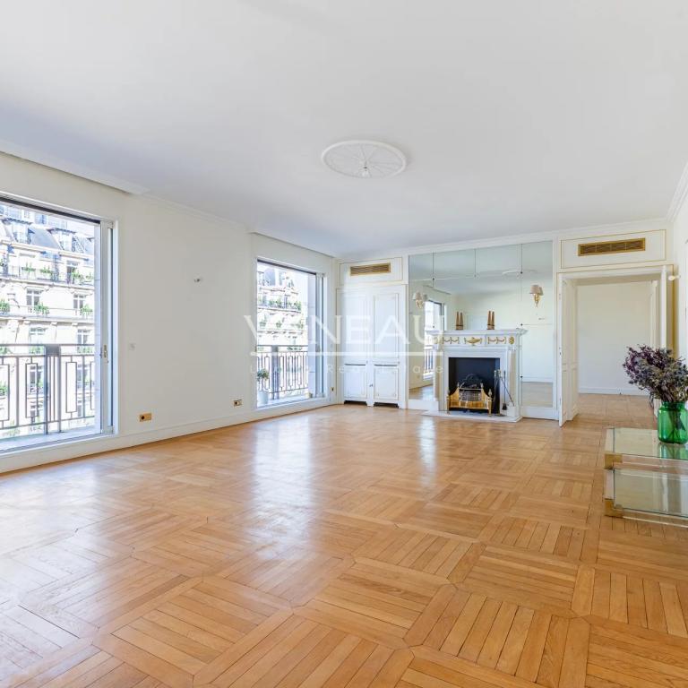 AVENUE MONTAIGNE - ETAGE ELEVE - GRAND BALCON