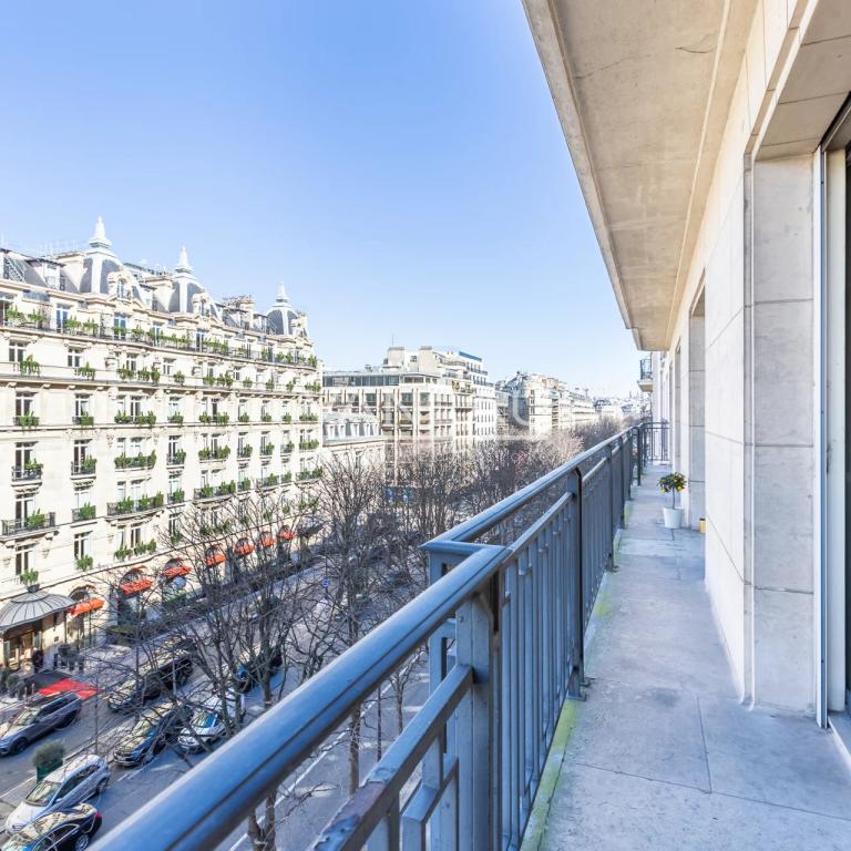 AVENUE MONTAIGNE - ETAGE ELEVE - GRAND BALCON