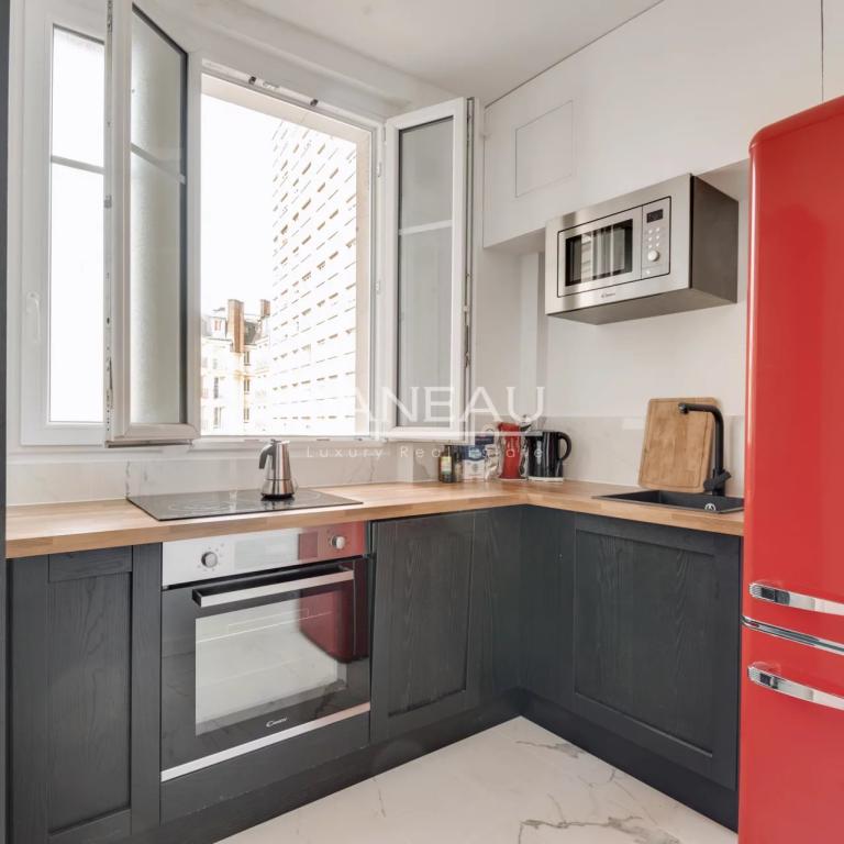 Dans un bel immeuble - Appartement entièrement rénové - Paris 15