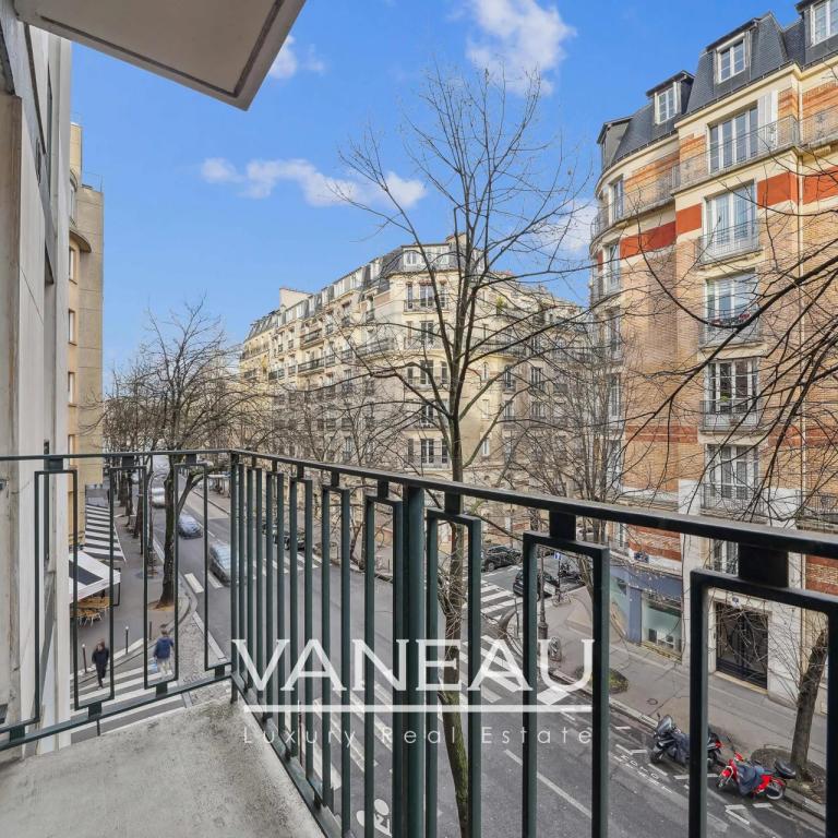 Grand 2 pièces lumineux avec balcon. Métro Javel et RER C