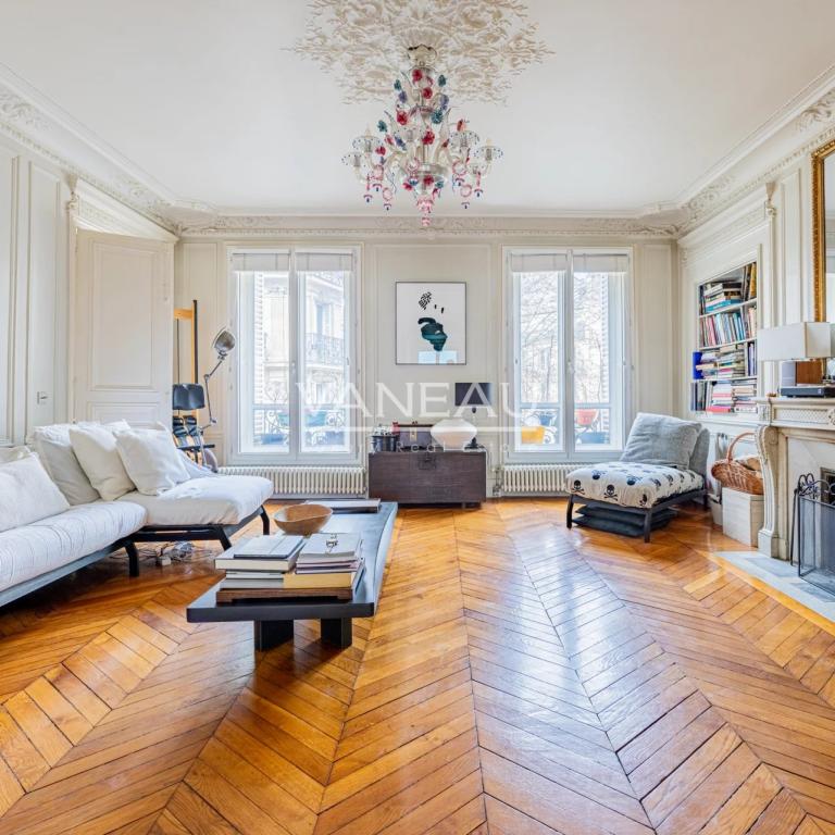 FAUBOURG DU ROULE - APPARTEMENT FAMILIAL