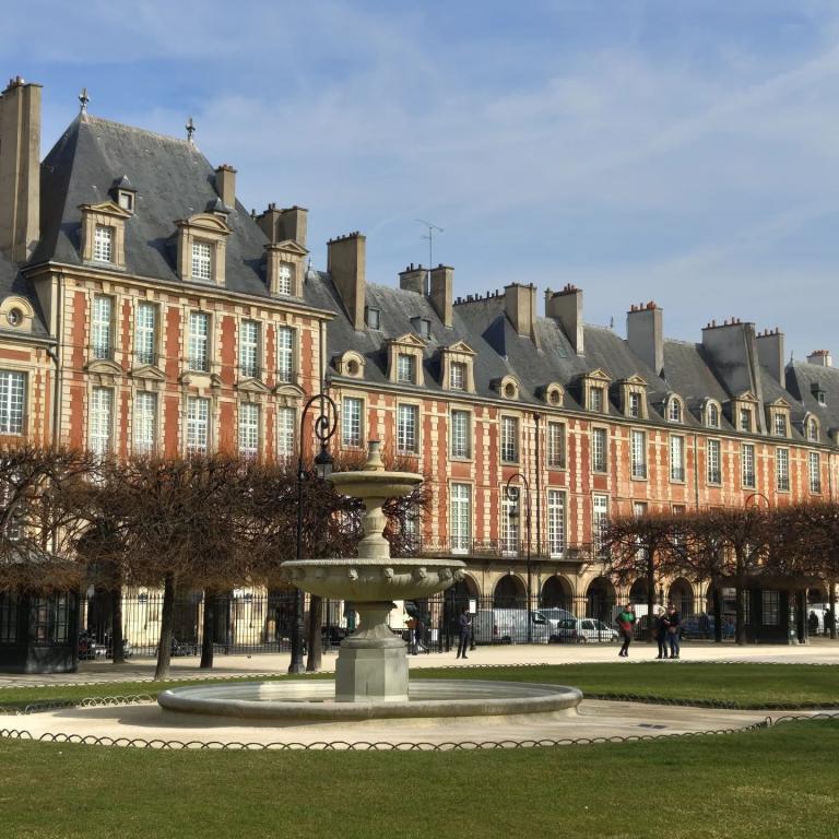 Paris III - Place des Vosges - Duplex 2 chambres Exposition Sud 