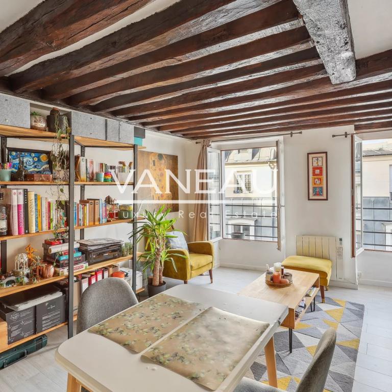 Paris IIe - Appartement deux pièces de charme en étage élevé