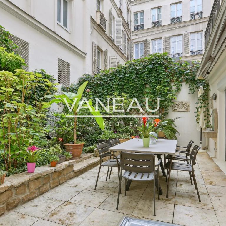 Paris VIIIe - Duplex de six pièces avec grande terrasse arborée 