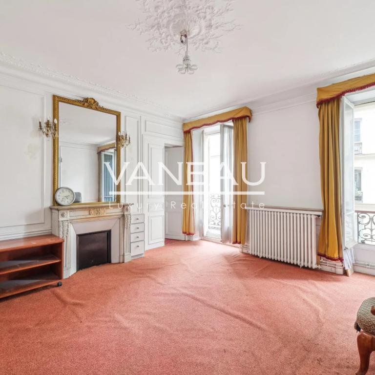 PARIS IXe - Bel appartement de quatre pièces classique avec balc