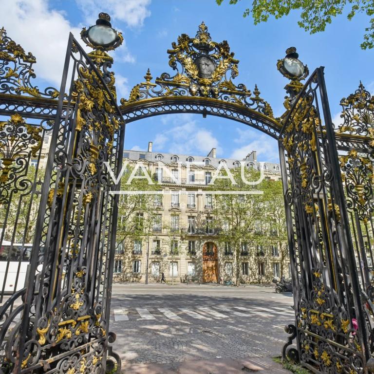 PARIS VIII - Parc Monceau - Appartement Haussmannien de 2 pièces