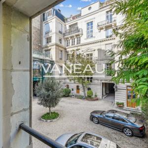 PARIS XVI - PLACE VICTOR HUGO - charmant duplex situé dans un éc