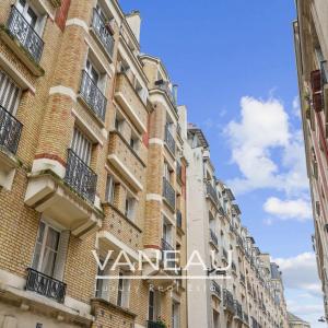 Mairie du XV ème – charmant studio vue toits de Paris.