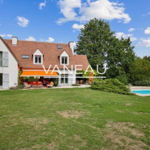 Villa récente avec sa piscine, véritable oasis au calme et à l’a