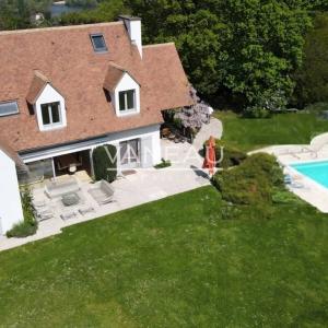 Villa récente avec sa piscine, véritable oasis au calme et à l’a