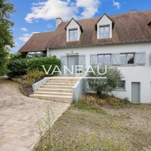 Villa récente avec sa piscine, véritable oasis au calme et à l’a