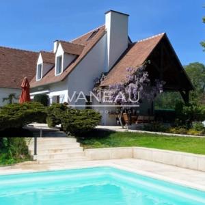 Villa récente avec sa piscine, véritable oasis au calme et à l’a