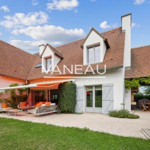 Villa récente avec sa piscine, véritable oasis au calme et à l’a