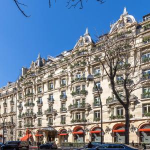 AVENUE MONTAIGNE - ETAGE ELEVE - GRAND BALCON