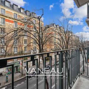 Grand 2 pièces lumineux avec balcon. Métro Javel et RER C