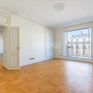 AVENUE MONTAIGNE - ETAGE ELEVE - GRAND BALCON