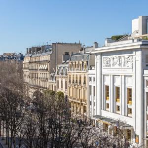 AVENUE MONTAIGNE - ETAGE ELEVE - GRAND BALCON