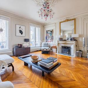 FAUBOURG DU ROULE - APPARTEMENT FAMILIAL