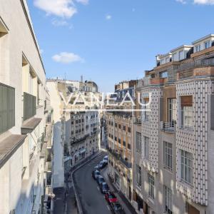 VILLAGE D'AUTEUIL - DEUX PIECES A RENOVER - ETAGE ELEVE - BALCON