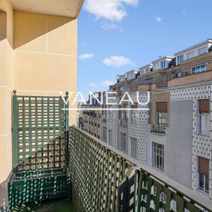 VILLAGE D'AUTEUIL - DEUX PIECES A RENOVER - ETAGE ELEVE - BALCON