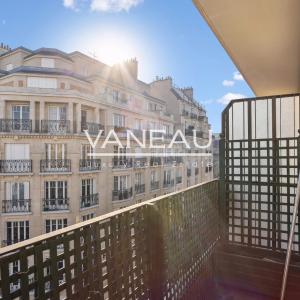 VILLAGE D'AUTEUIL - DEUX PIECES A RENOVER - ETAGE ELEVE - BALCON