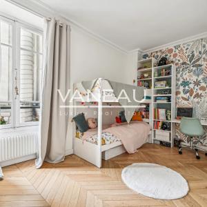 Paris VIIe - SAINT DOMINIQUE  - Appartement rénové avec deux cha