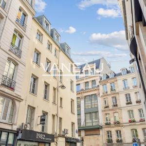 Paris IIe - Appartement deux pièces de charme en étage élevé