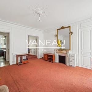 PARIS IXe - Bel appartement de quatre pièces classique avec balc