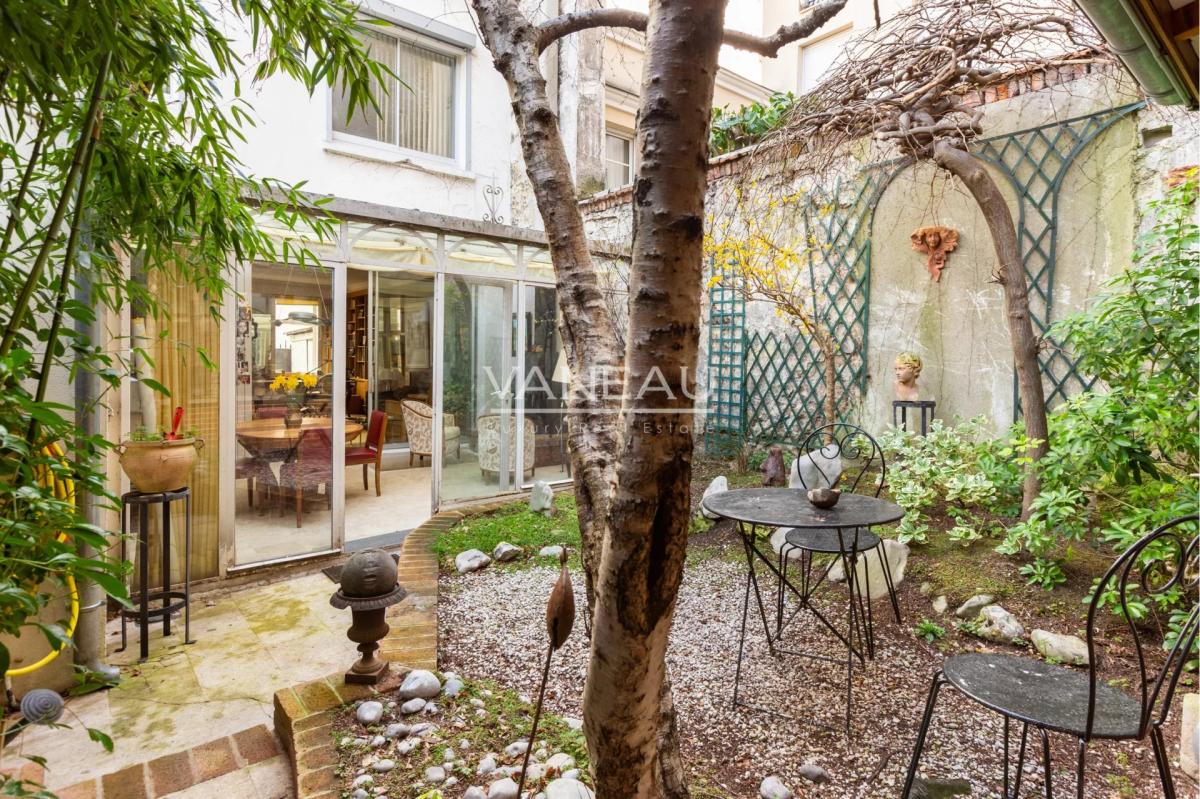 PARIS XVI - Auteuil Sud - Maison familiale avec jardin dans un h