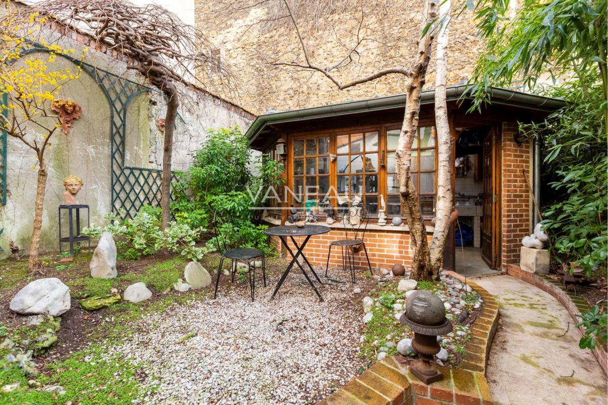 PARIS XVI - Auteuil Sud - Maison familiale avec jardin dans un h