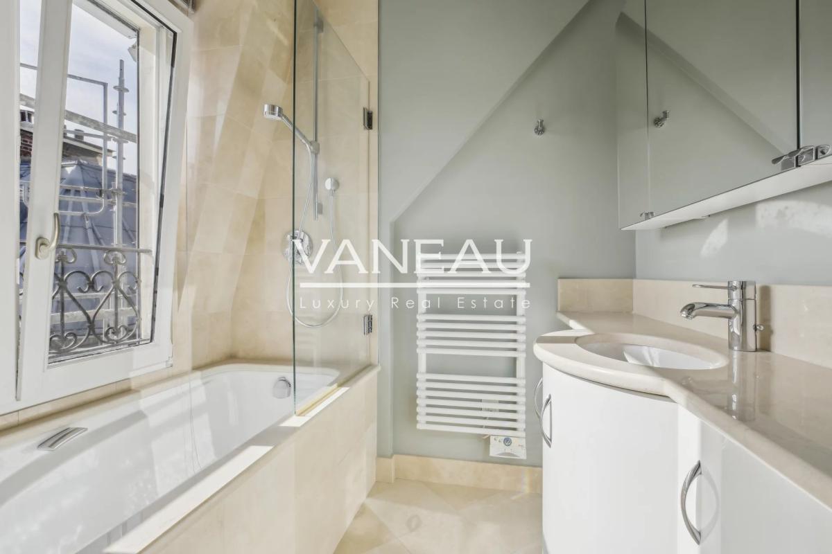 PROCHE BON MARCHE - APPARTEMENT EN DUPLEX - ETAGE ELEVE