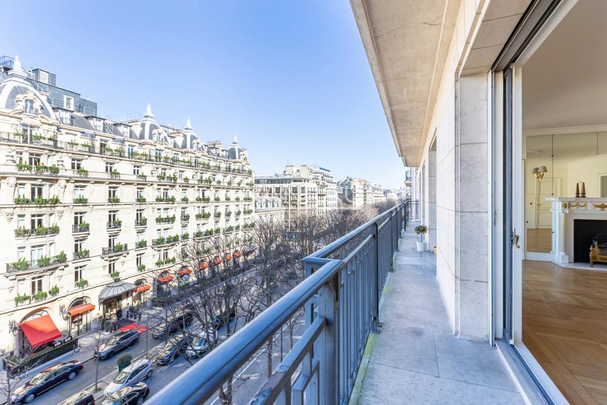 AVENUE MONTAIGNE - ETAGE ELEVE - GRAND BALCON