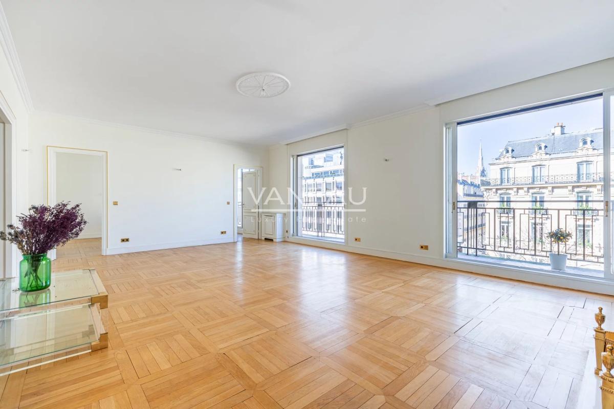 AVENUE MONTAIGNE - ETAGE ELEVE - GRAND BALCON