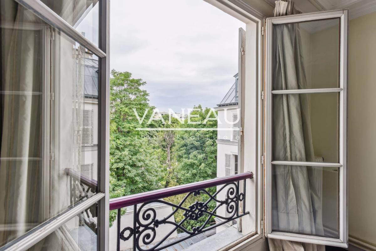 PARIS 7 - RUE DU PRE AUX CLERCS - APPARTEMENT FAMILIAL - VUE JAR