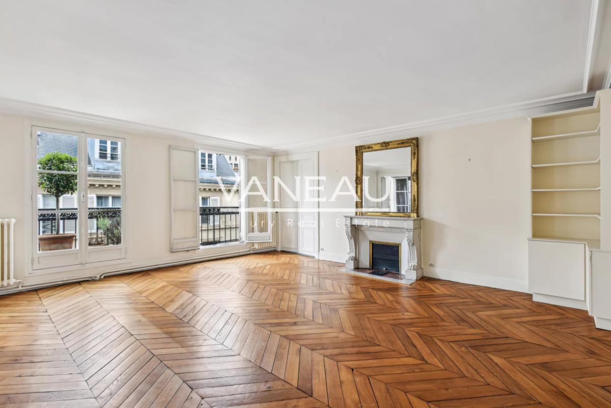 PARIS 7 - RUE DU PRE AUX CLERCS - APPARTEMENT FAMILIAL - VUE JAR