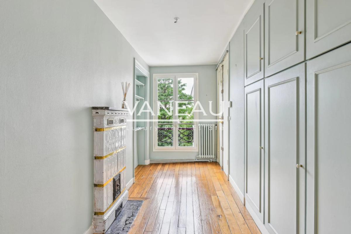 PARIS 7 - RUE DU PRE AUX CLERCS - APPARTEMENT FAMILIAL - VUE JAR