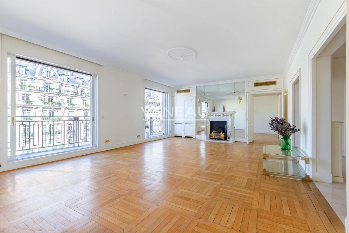 AVENUE MONTAIGNE - ETAGE ELEVE - GRAND BALCON